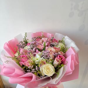 باقة ورد الزهور الوردية الفاخرة مع تنسيق خاص